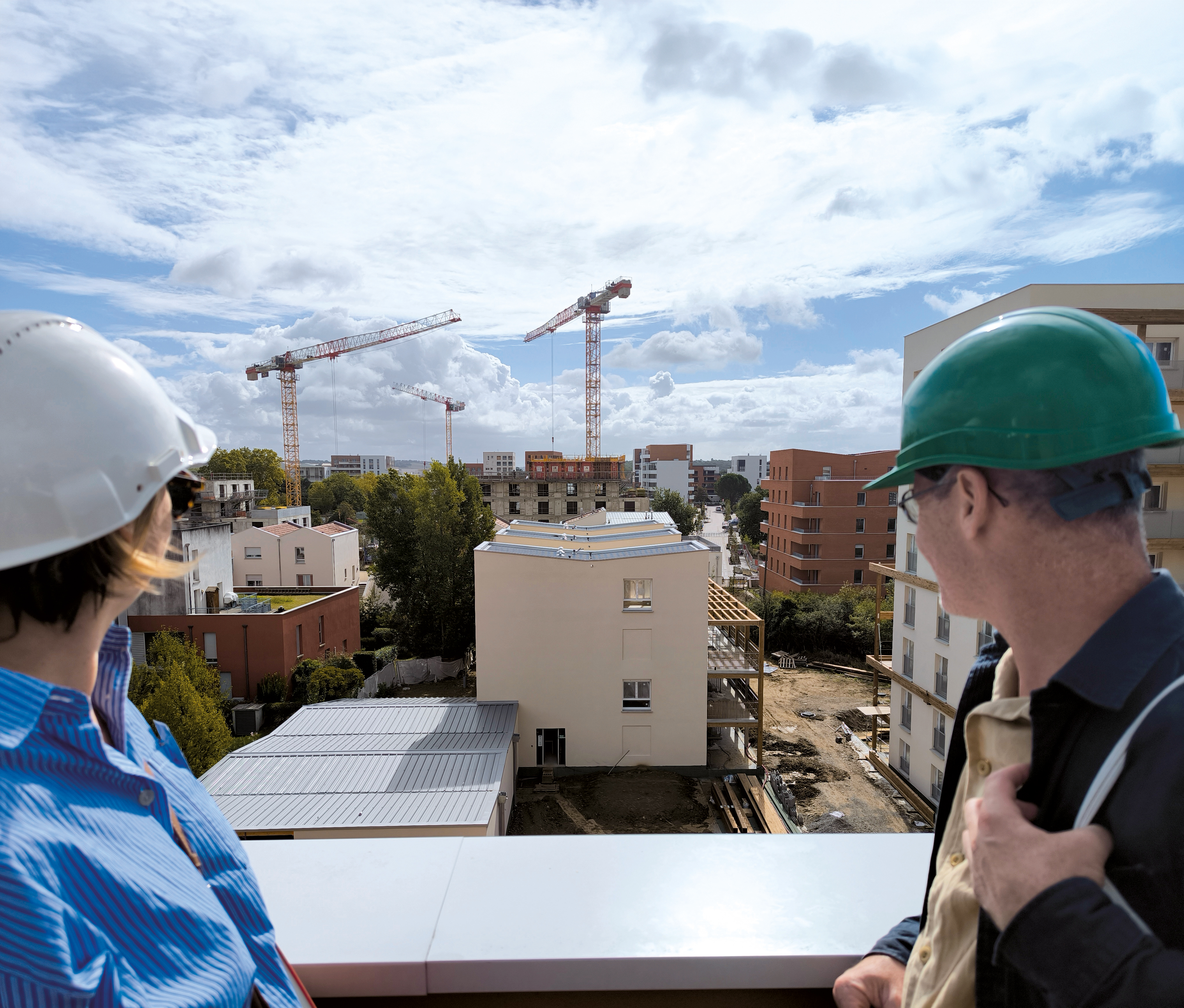 Ouvrier en équipement de sécurité travaillant sur un programme immobilier neuf à Toulouse