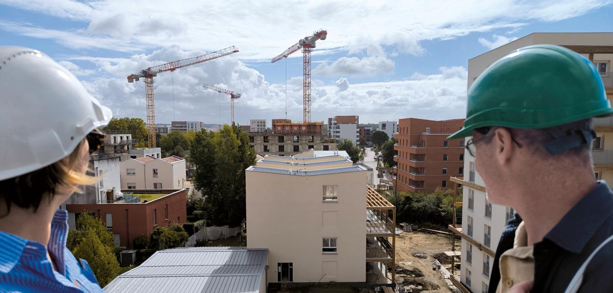 Ouvrier en équipement de sécurité travaillant sur un programme immobilier neuf à Toulouse