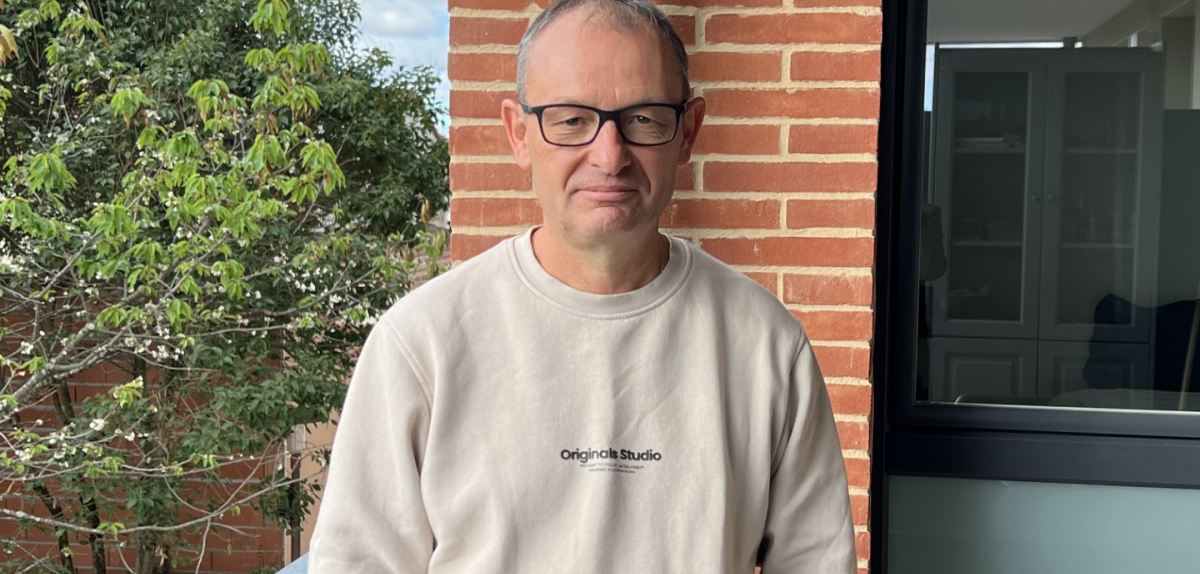 Xavier acquéreur en BRS Portrait Xavier sur le balcon de son appartement