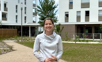 femme devant un batiment blanc 