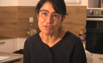 femme  assise dans une cuisine