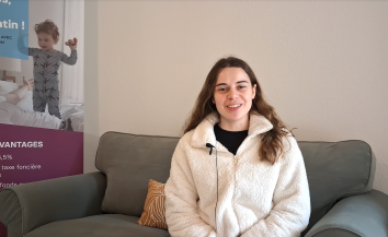Jeune propriétaire PSLA dans un canapé