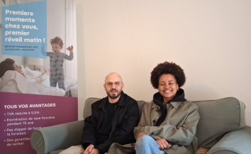 Couple accédant à la propriété avec le PSLA dans un canapé