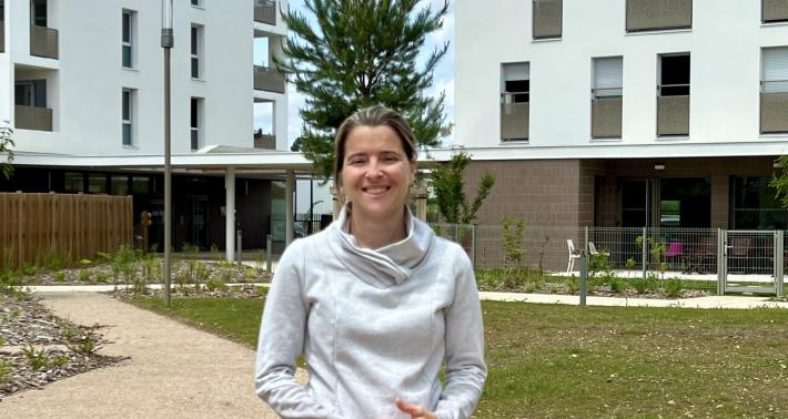 femme devant un batiment blanc 