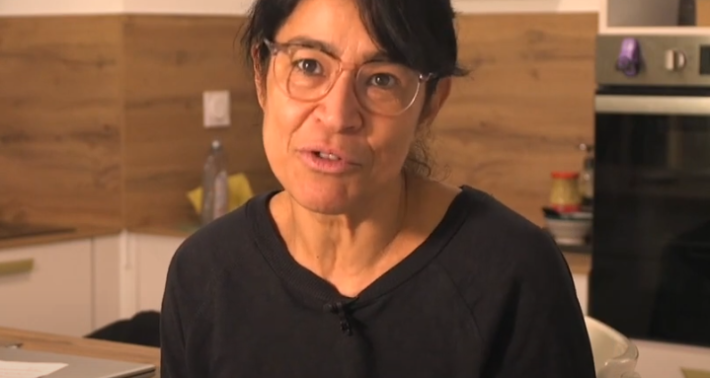 femme  assise dans une cuisine