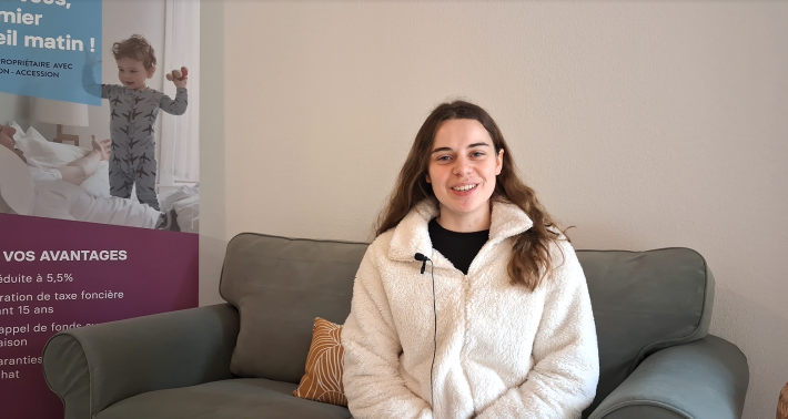 Jeune propriétaire PSLA dans un canapé