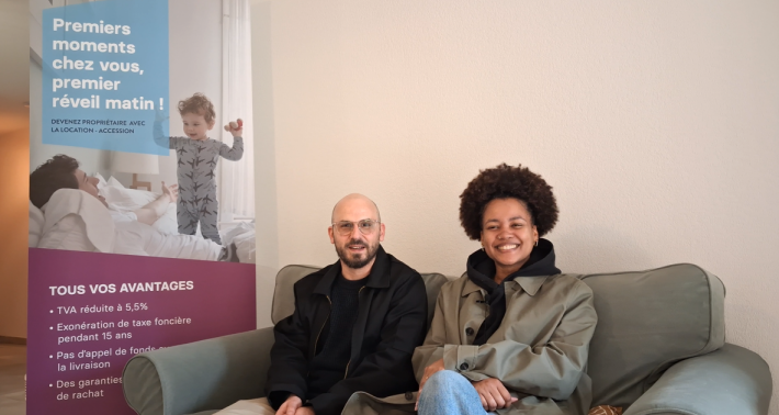 Couple accédant à la propriété avec le PSLA dans un canapé