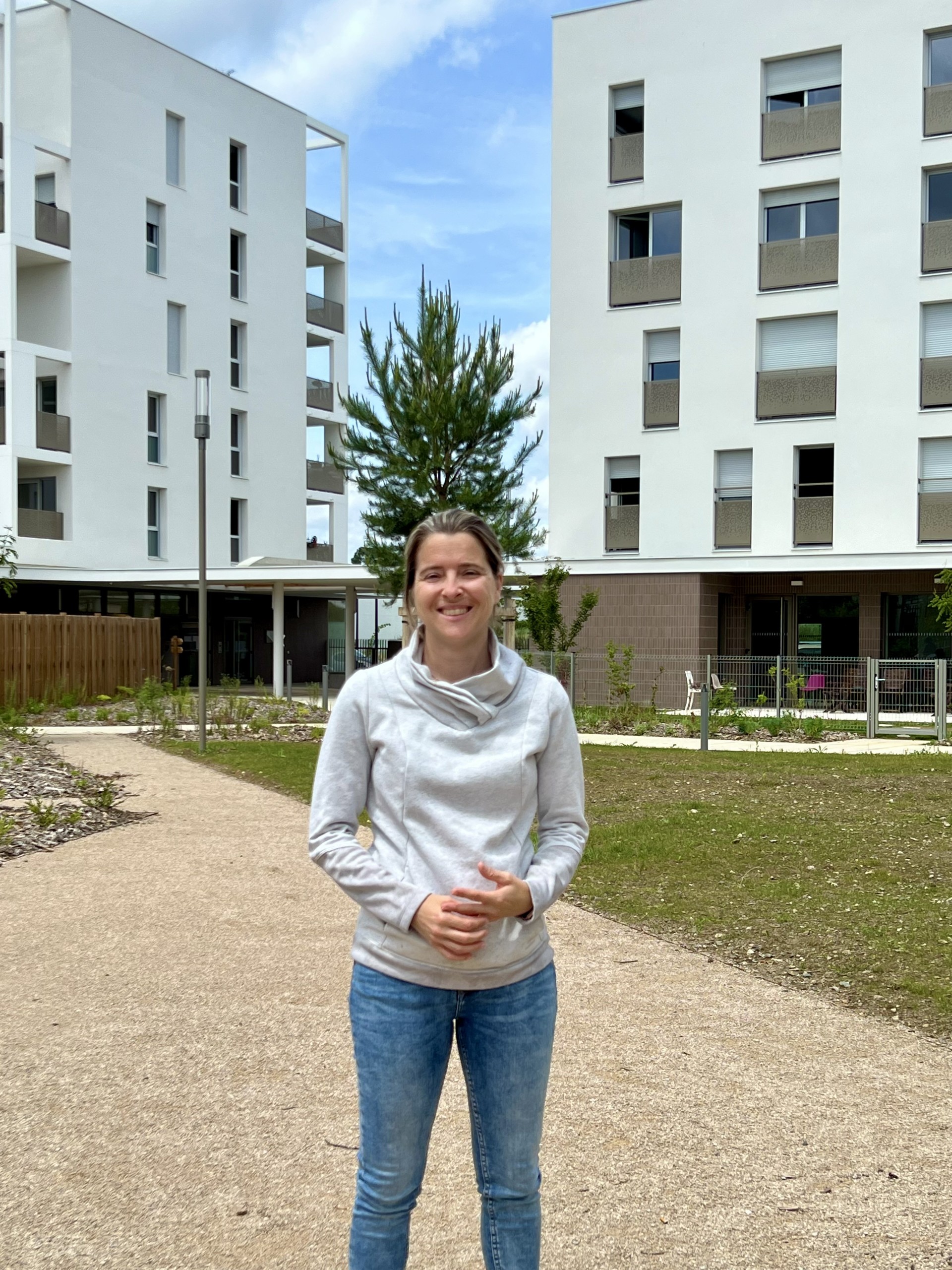 femme devant un batiment blanc 