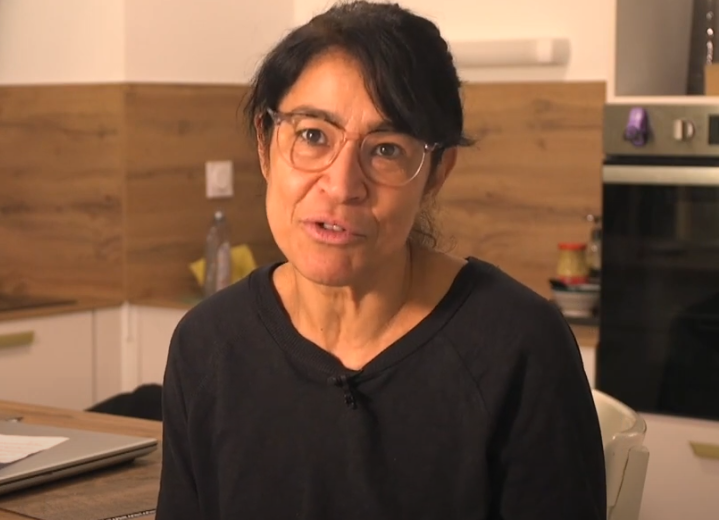 femme  assise dans une cuisine