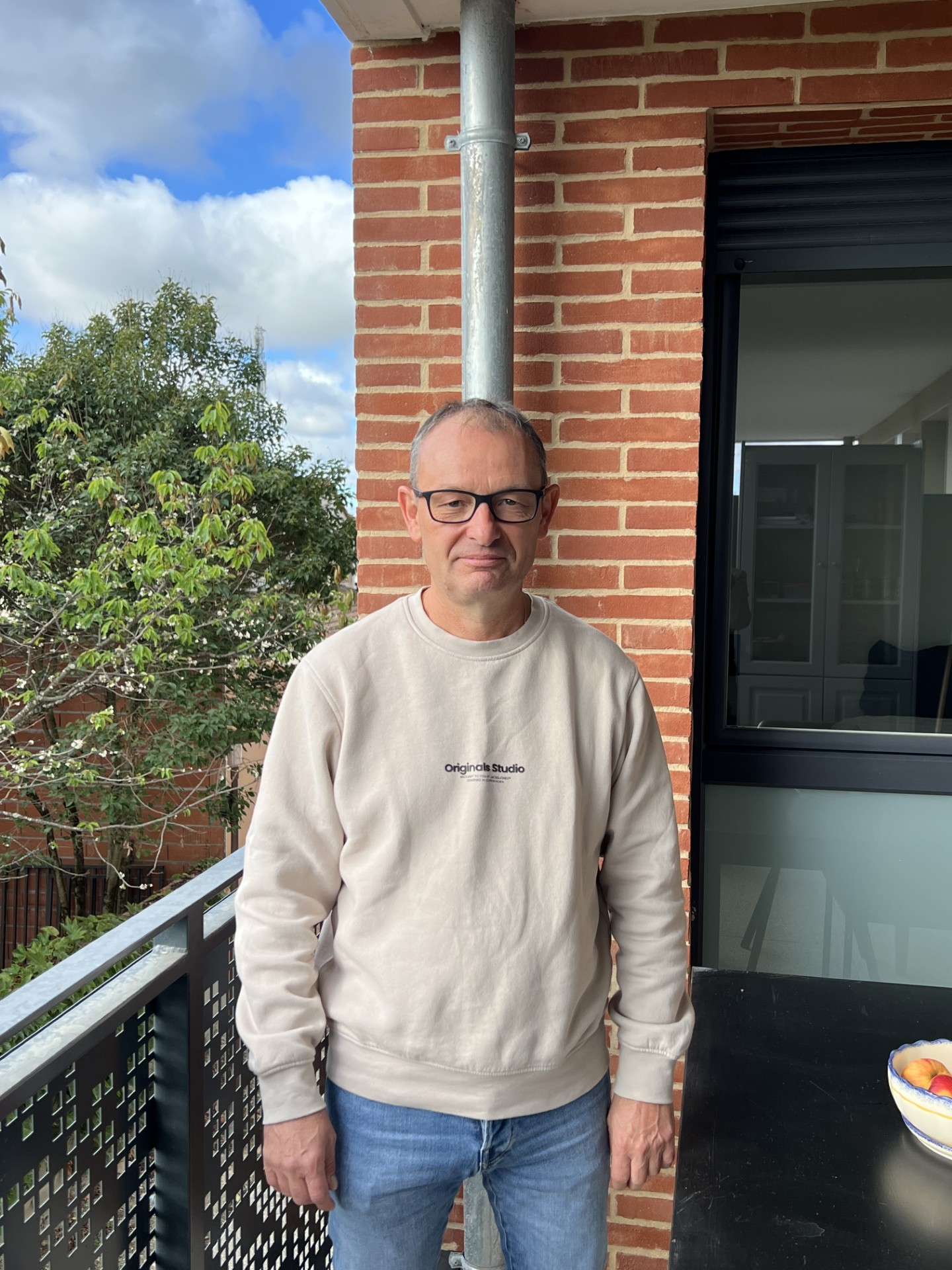 Xavier acquéreur en BRS Portrait Xavier sur le balcon de son appartement